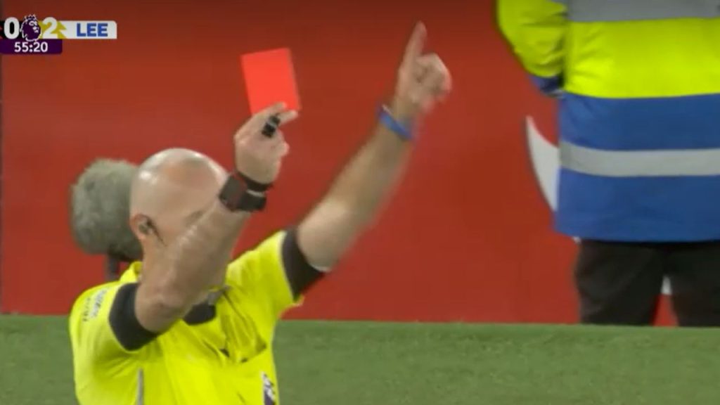 Arbitru, eliminat imediat după ce a consultat VAR: Șoc în Manchester United – Leeds