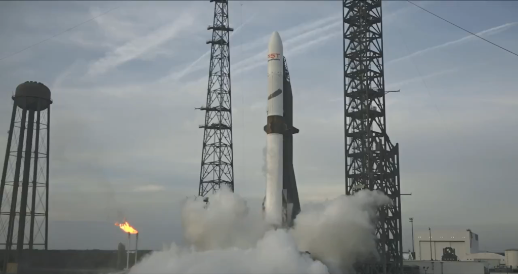 Blue Origin pune presiune pe SpaceX: Prima aterizare reușită a unui motor New Glenn refolosit