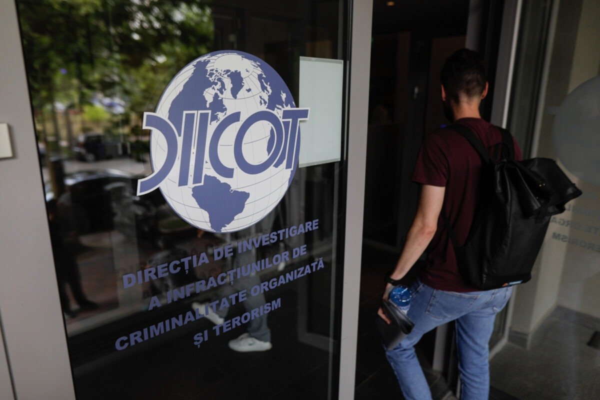 București – Doi cetățeni ucraineni au fost trimiși în judecată de către procurorii Direcției de Investigare a Infracțiunilor de Criminalitate Organizată și Terorism (DIICOT), după ce aceștia au plasat dispozitive incendiare la sediul unei firme de curierat internațional din București, în octombrie 2025