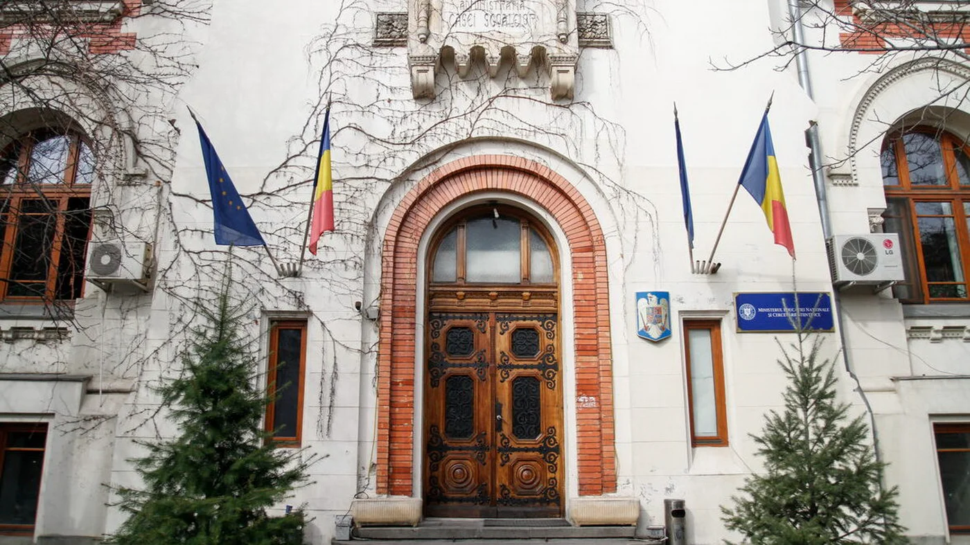 Plăți pentru profesori, anunțate de Ministerul Educației, dar cu sincope în aplicare București – Ministerul Educației a anunțat oficial că, începând cu luna aprilie a anului 2026, vor fi demarate plăți către profesorii care au câștigat în instanță drepturi salariale