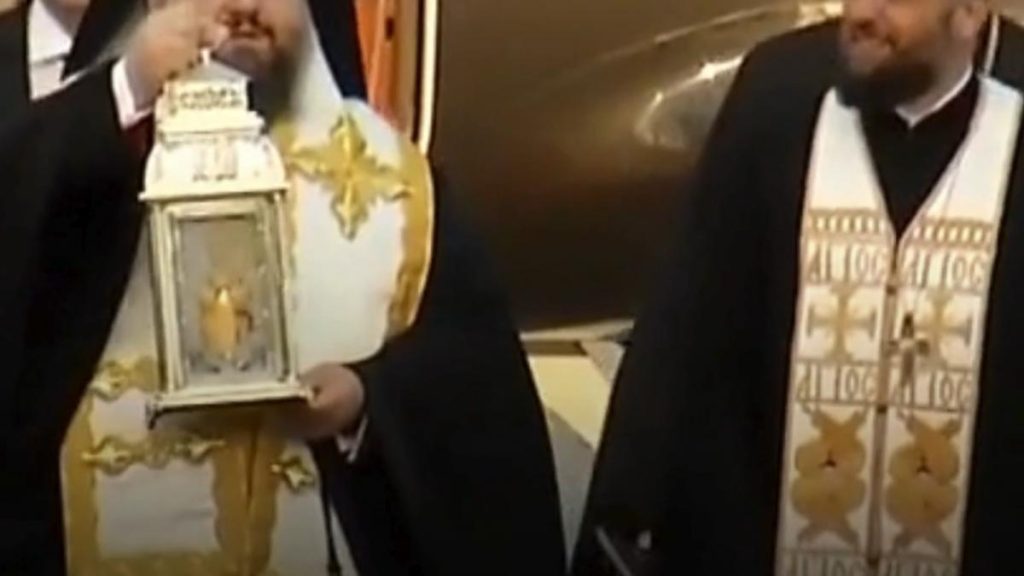 Sfânta Lumină de la Ierusalim, în România: Flacăra a ajuns la credincioși