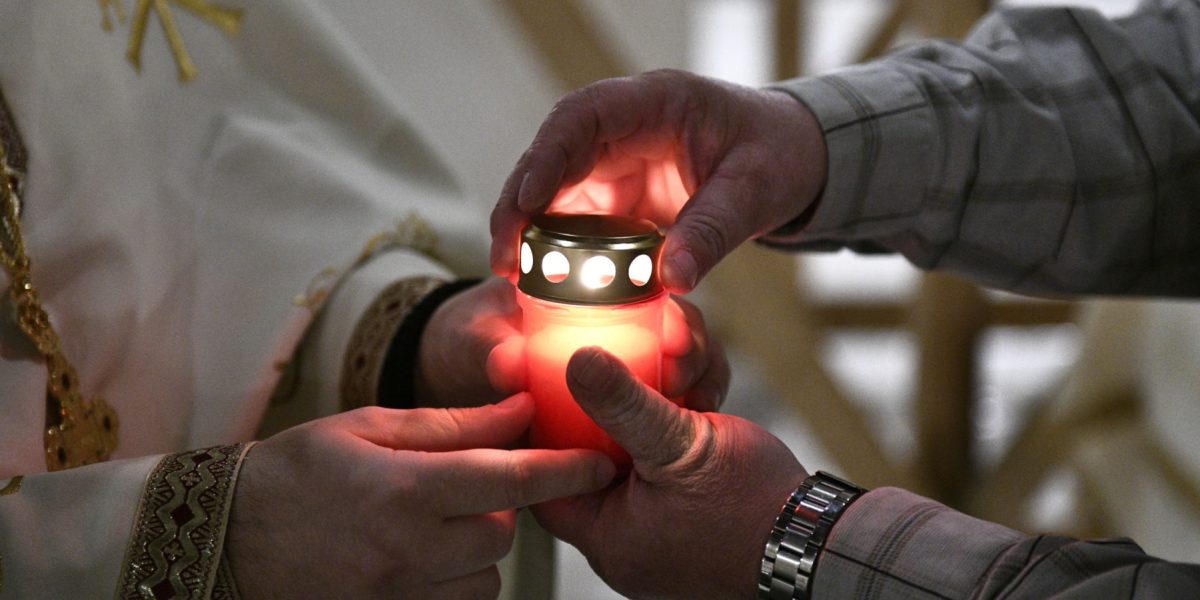 sfanta-lumina-inviere-hristos-a-inviat-paste-pasti.jpg - JurnalUrban