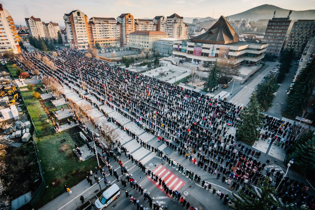 Mii de Credincioși au Sărbătorit Paștele la Miercurea Ciuc, Respectând Tradiția Sfințirii Bucatelor Fotografiile impresionante postate de liderul UDMR, Kelemen Hunor, ilustrează scenele de la Miercurea Ciuc, unde mii de oameni s-au adunat duminică, de Paște, pentru a participa la tradiționala sfințire a bucatelor