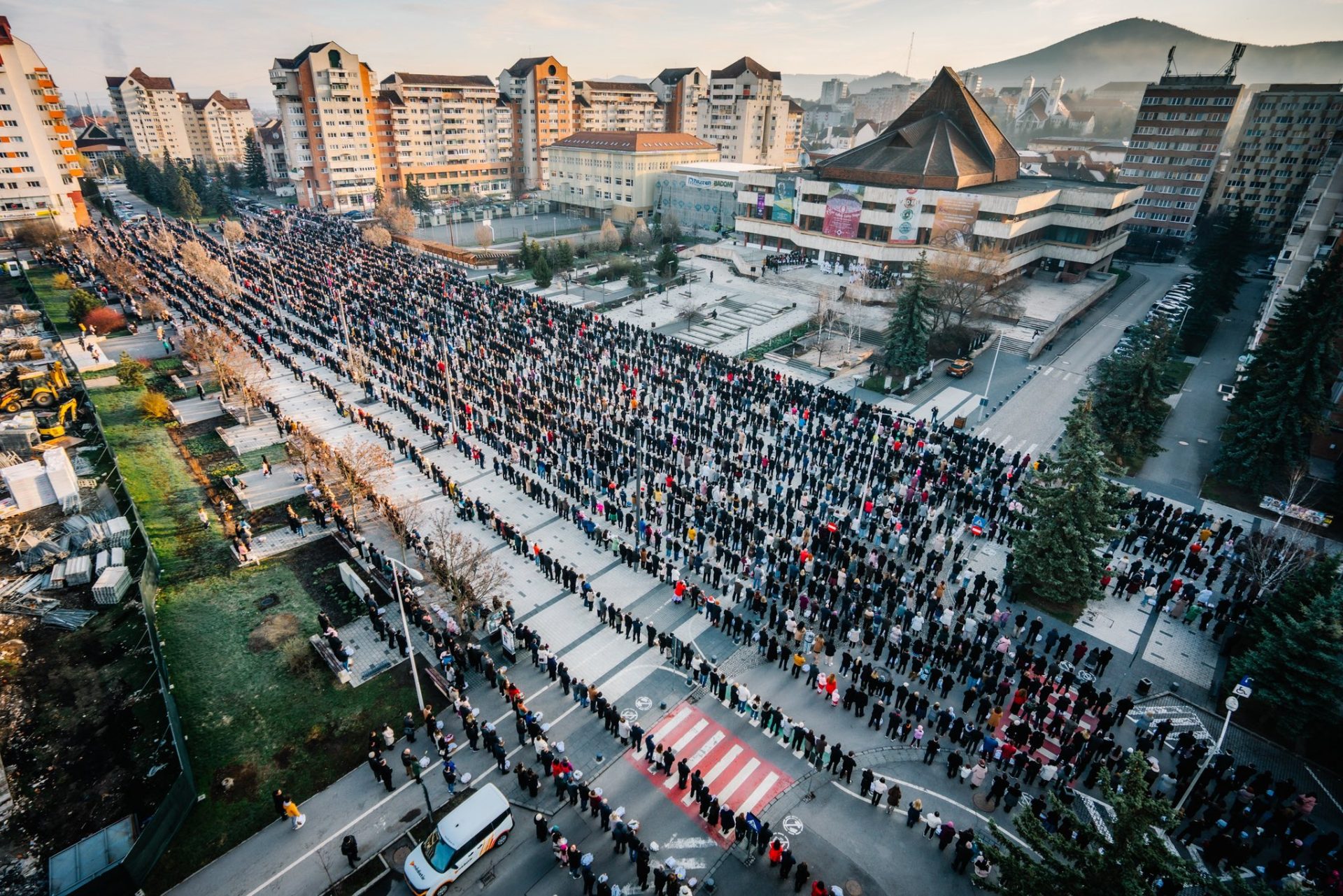 Mii de Credincioși au Sărbătorit Paștele la Miercurea Ciuc, Respectând Tradiția Sfințirii Bucatelor Fotografiile impresionante postate de liderul UDMR, Kelemen Hunor, ilustrează scenele de la Miercurea Ciuc, unde mii de oameni s-au adunat duminică, de Paște, pentru a participa la tradiționala sfințire a bucatelor