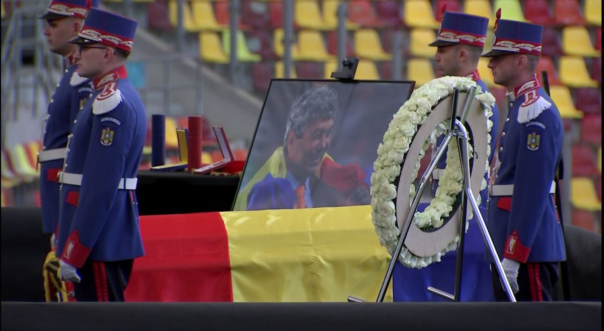 Sicriul lui Mircea Lucescu a fost depus miercuri la Arena Națională, începând cu ora 17:00, oferind astfel un prilej pentru ca cei care l-au admirat și iubit să își ia rămas-bun