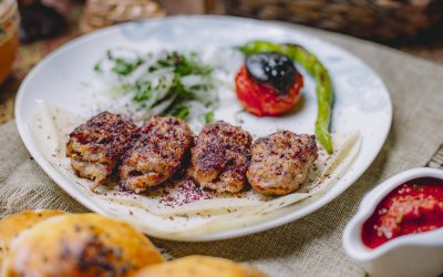 Chiftele la cuptor, ca la mama acasă: Rețeta cu cartofi și ladolemono