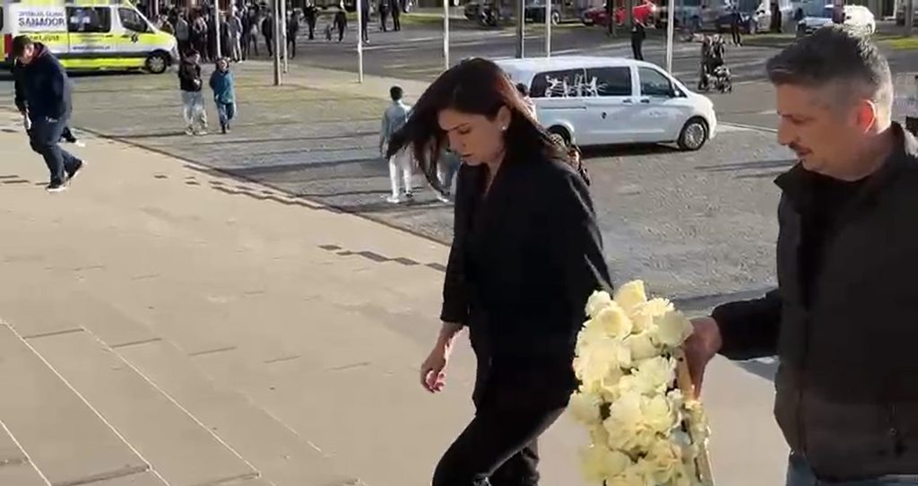 Simona Halep, marcată de trecerea în neființă a lui Mircea Lucescu, a fost prezentă la priveghiul regretatului antrenor, unde a depus o coroană de flori