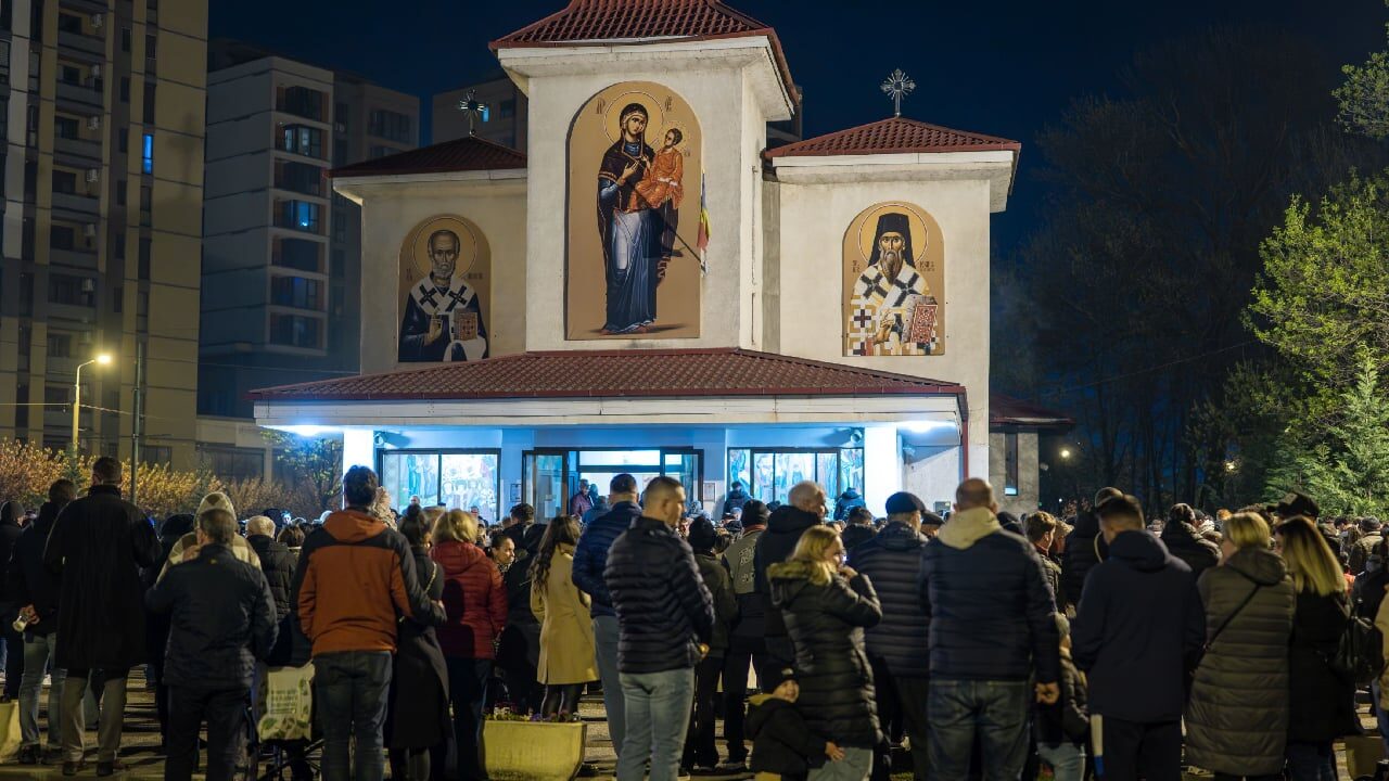 Cum se pupă credincioșii? Psiholog: Diferențe mari între România și Europa