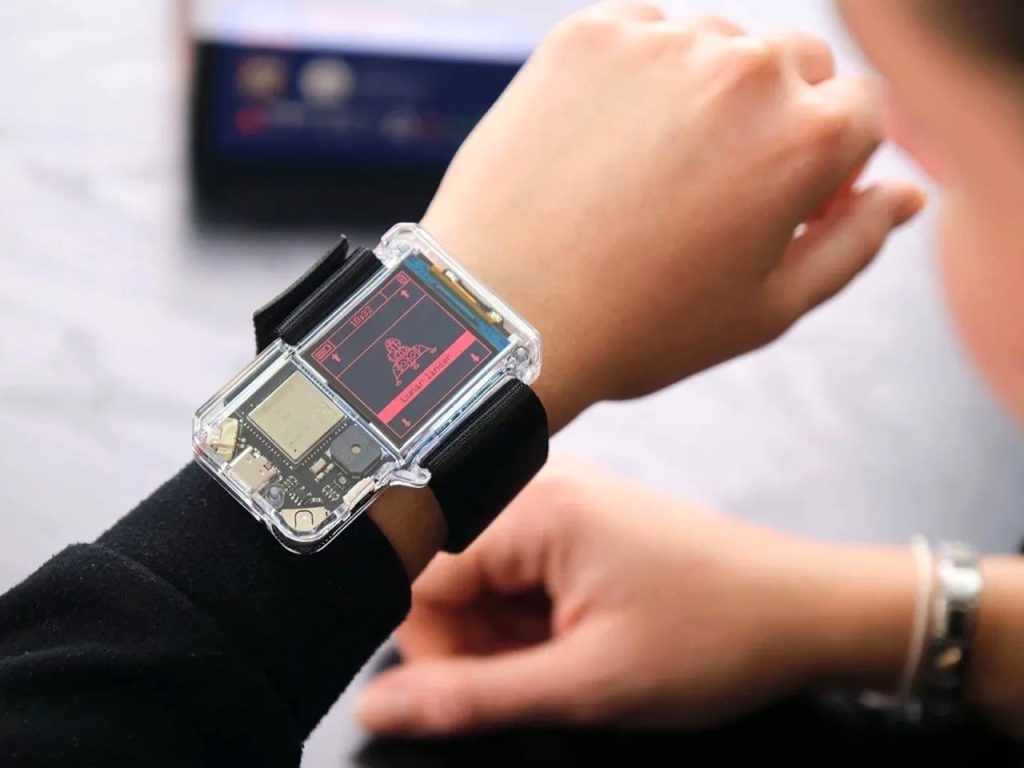 Articol: CircuitMess Artemis Watch 2.0: Un smartwatch care învață tinerii programare și nu doar atât Un nou smartwatch promite mai mult decât afișarea orei și monitorizarea activității fizice