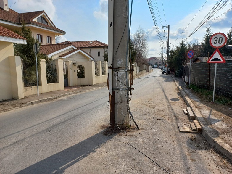 stalp-in-mijlocul-drumului-mogosoaia.jpg - JurnalUrban