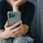 statul-pe-toaleta-cu-telefonul-1024x547.png - JurnalUrban