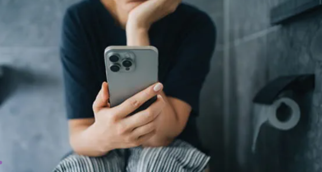 statul-pe-toaleta-cu-telefonul-1024x547.png - JurnalUrban