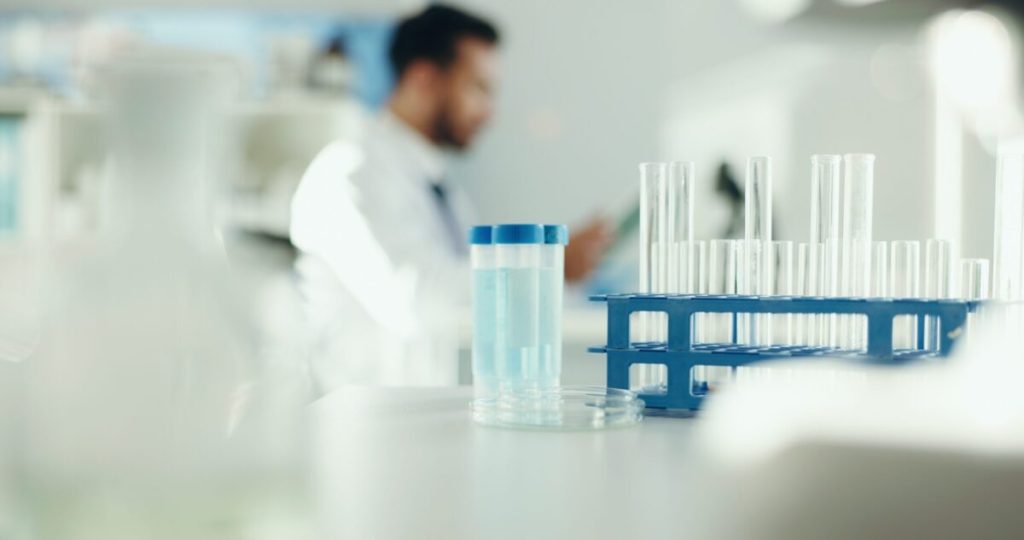Participi la un studiu clinic? Beneficii, riscuri și ce trebuie să știi