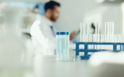 Participi la un studiu clinic? Beneficii, riscuri și ce trebuie să știi