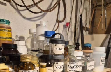 Tânăr din Galați, reținut după experimente chimice periculoase în bloc: 72 kg de substanțe toxice