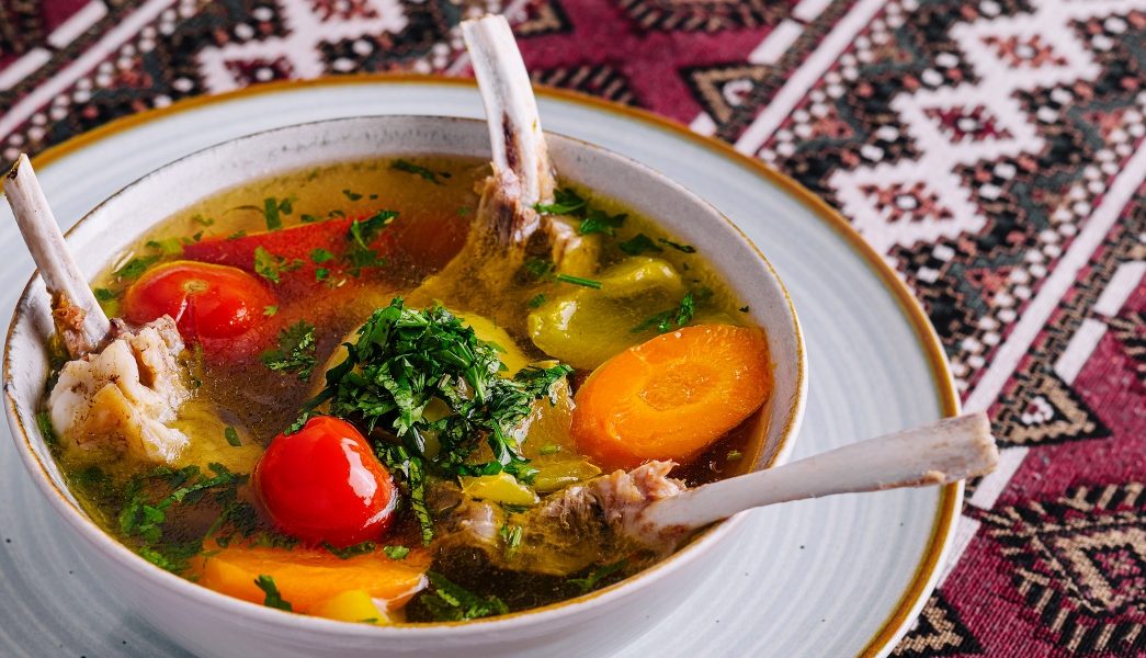 Ciorba de miel „a la Radu Anton” a cucerit inimile multor români, devenind un preparat nelipsit de pe mesele de Paște