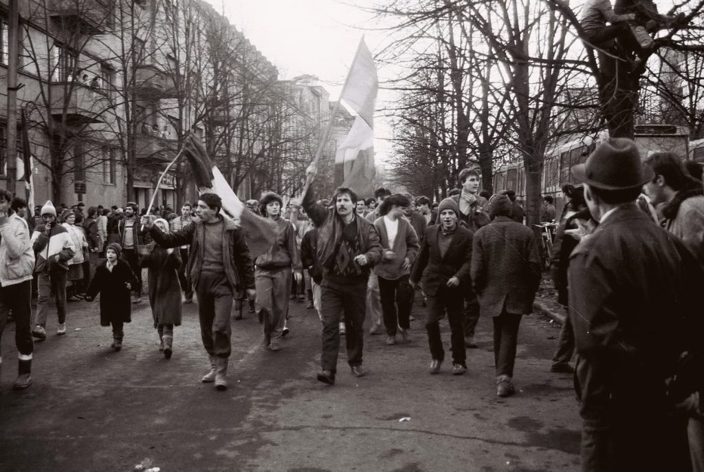 Creșterea globală a democrației, un semn fragil de speranță, în timp ce România avansează Declinul democratic, adesea perceput ca un concept abstract, se manifestă prin conflicte, lovituri de stat și restricții asupra libertăților civile