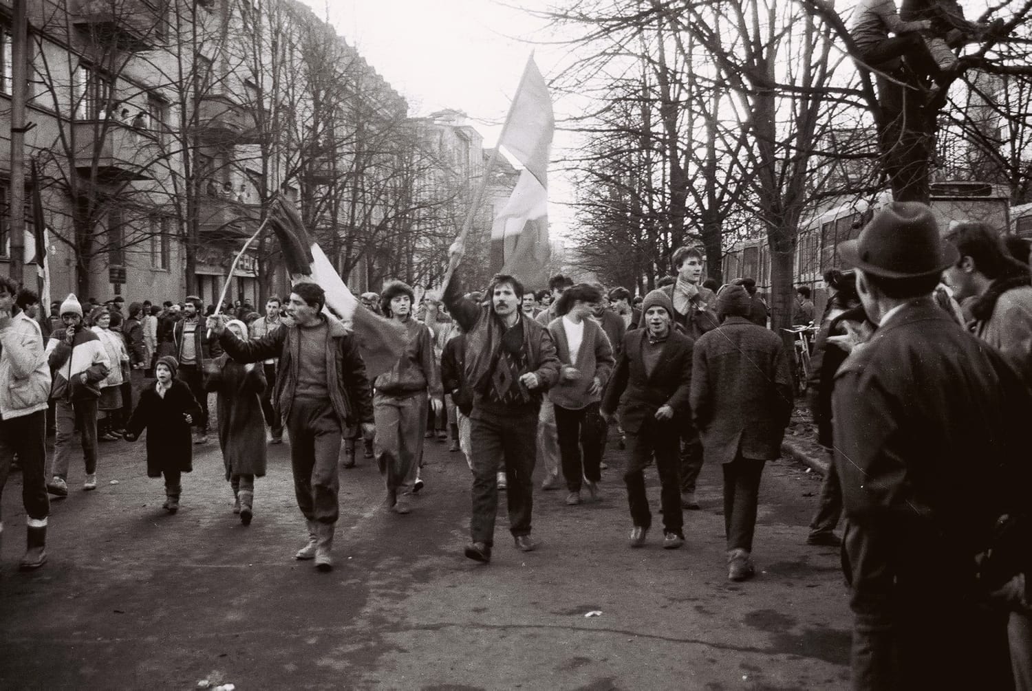 Creșterea globală a democrației, un semn fragil de speranță, în timp ce România avansează Declinul democratic, adesea perceput ca un concept abstract, se manifestă prin conflicte, lovituri de stat și restricții asupra libertăților civile