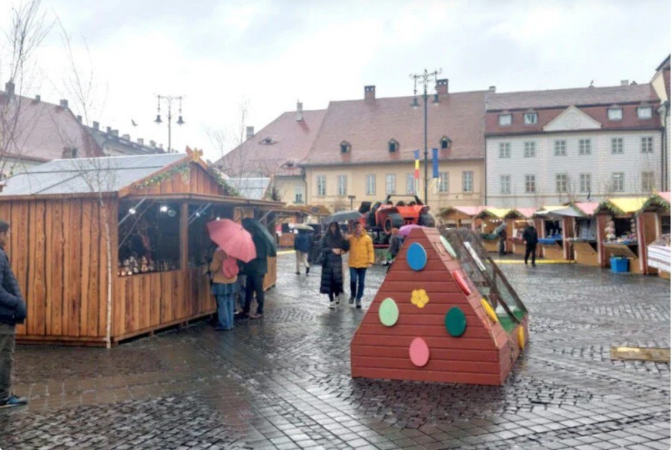 Târgul de Paști din SIBIU și-a deschis porțile: Oferta variată într-o atmosferă de primăvară SIBIU – Piața Mare din SIBIU s-a animat vineri, 3 aprilie, odată cu deschiderea oficială a ediției din acest an a Târgului de Paști