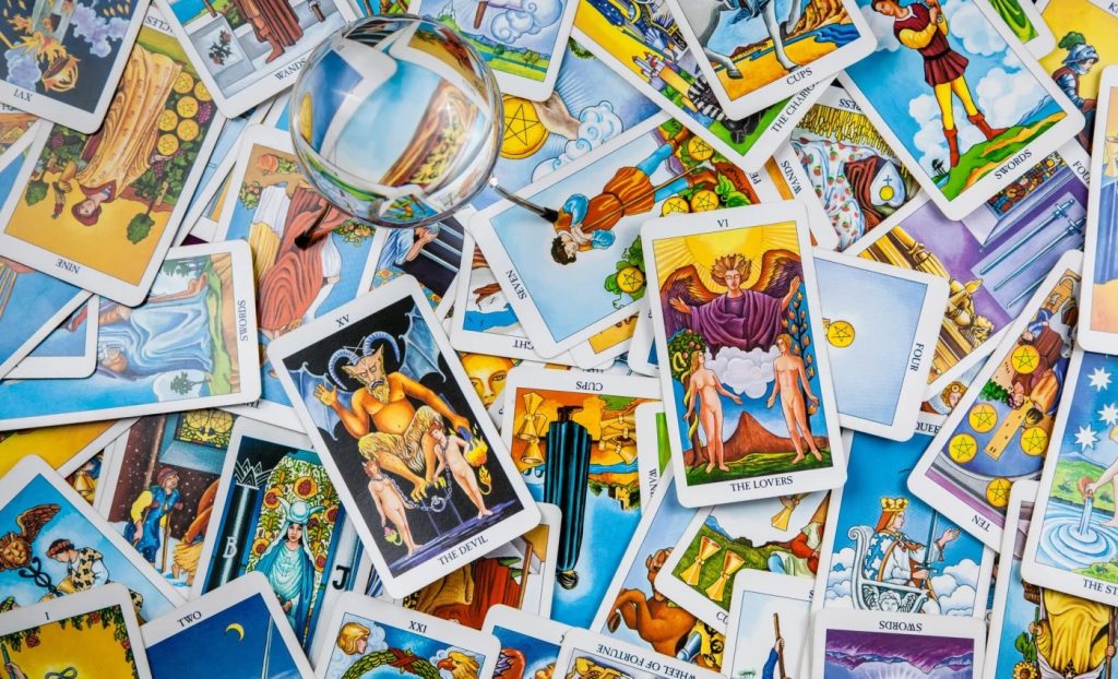 Schimbări majore la orizont! Horoscopul tarot pentru zodiile cu destin modificat