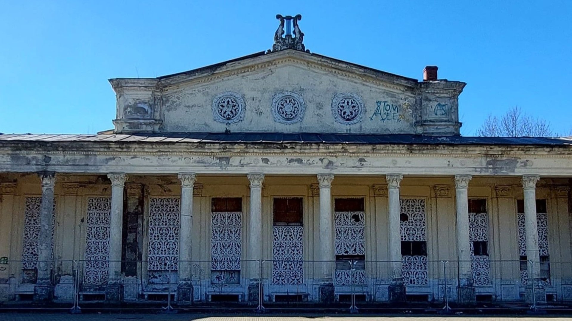Primăria Sectorului 1, amendată pentru plăți nejustificate la Teatrul de Vară și un ansamblu educațional Curtea de Conturi a descoperit plăți nejustificate în valoare de peste 15.000 de euro efectuate de Primăria Sectorului 1 către firmele care au lucrat la modernizarea Teatrului de Vară „Nicolae Bălcescu” și la un ansamblu educațional