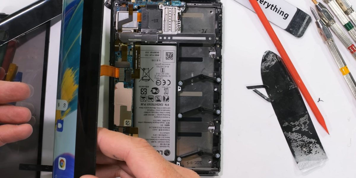 Imaginea atașată ilustrează un telefon LG a cărui tehnologie impresionantă, dar complexă, nu a reușit să ajungă pe piața de masă, fiind dezmembrat recent pentru a dezvălui mecanismele sale interne inovatoare