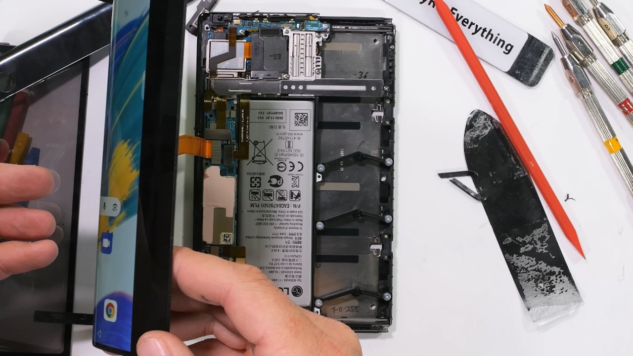 Imaginea atașată ilustrează un telefon LG a cărui tehnologie impresionantă, dar complexă, nu a reușit să ajungă pe piața de masă, fiind dezmembrat recent pentru a dezvălui mecanismele sale interne inovatoare