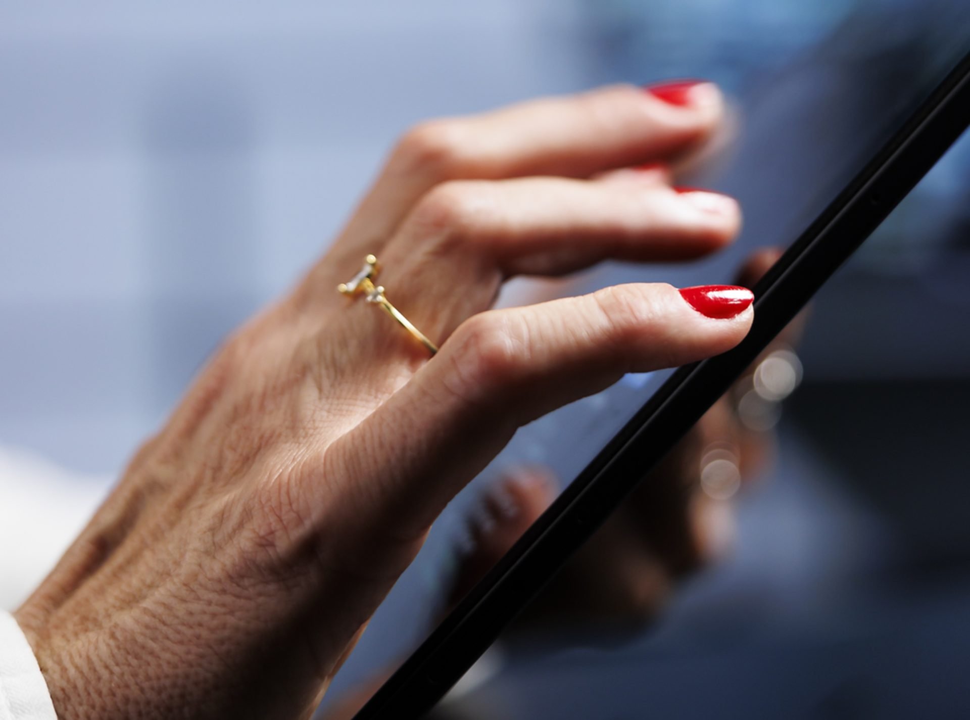Imaginile cu buletine sau parolele salvate în telefon pot deschide ușa infractorilor cibernetici, permițându-le să preia identitatea și să comită diverse infracțiuni