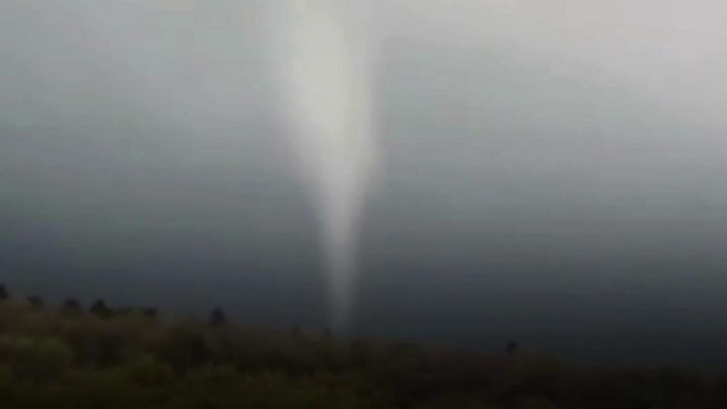 Tornadă spectaculoasă în Mureș: Meteorologii, alarmați de fenomenul „atipic”