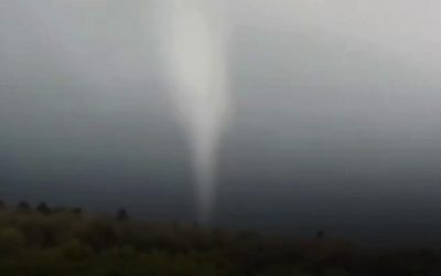 Tornadă spectaculoasă în Mureș: Meteorologii, alarmați de fenomenul „atipic”