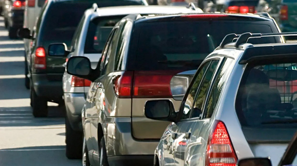 Agonizează Bucureștiul: Cozi infernale pe A1 și DN1, vineri după-amiaza