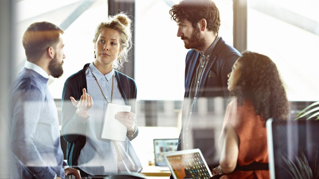 Migrația tinerilor spre Vest, un nou val: România pierde miliarde din educație