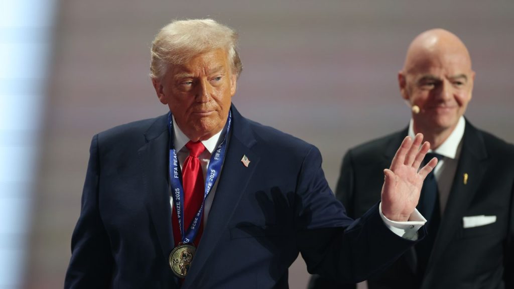 Iran: Reacții FURIOASE la adresa lui Donald Trump, după o fotografie controversată