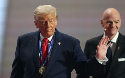 Iran: Reacții FURIOASE la adresa lui Donald Trump, după o fotografie controversată
