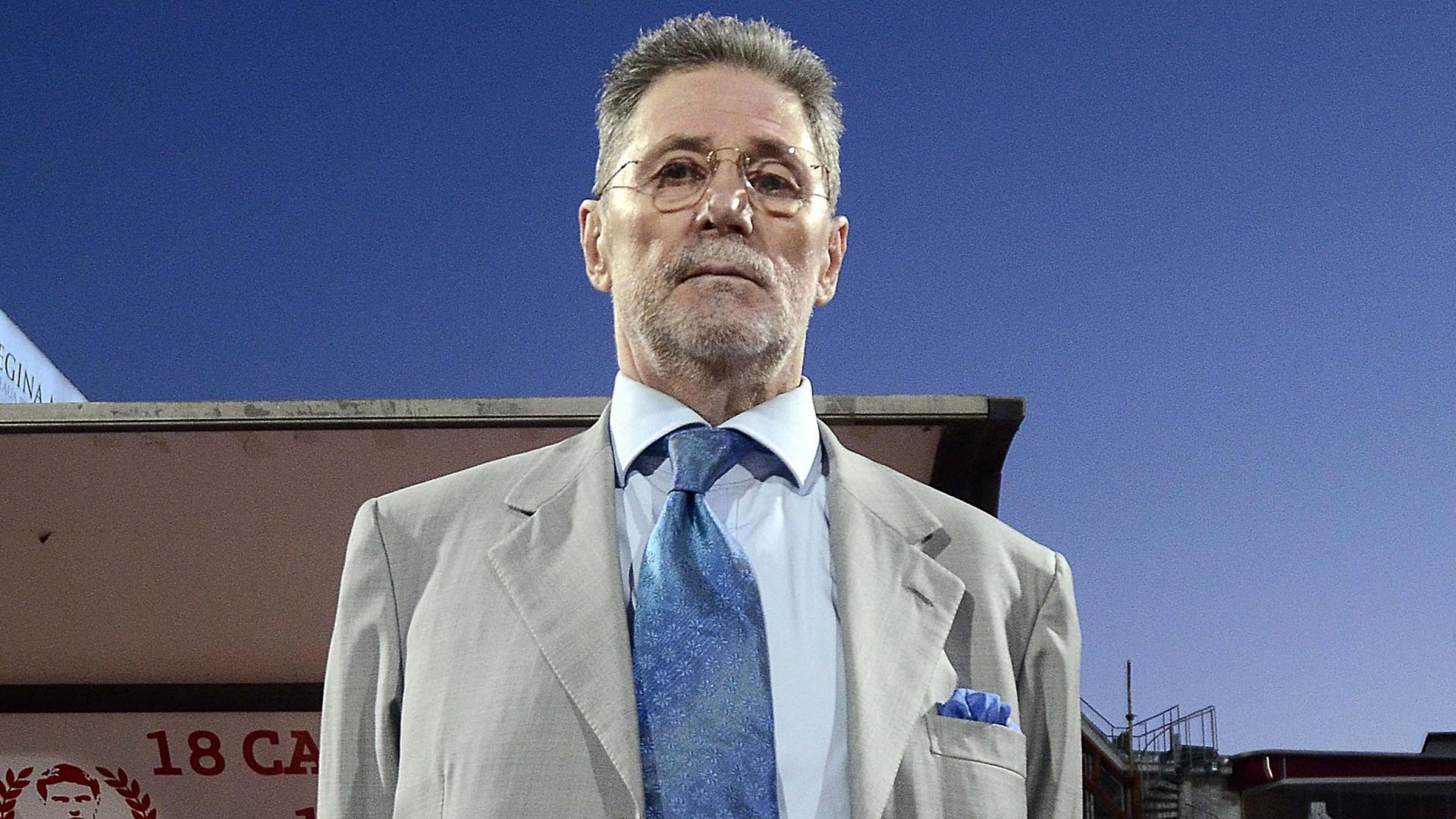 Un vechi prieten al lui MIRCEA LUSCESCU, CORNEL DINU, sună zilnic la Spitalul Universitar din București pentru a se informa cu privire la starea de sănătate a antrenorului, internat în stare gravă