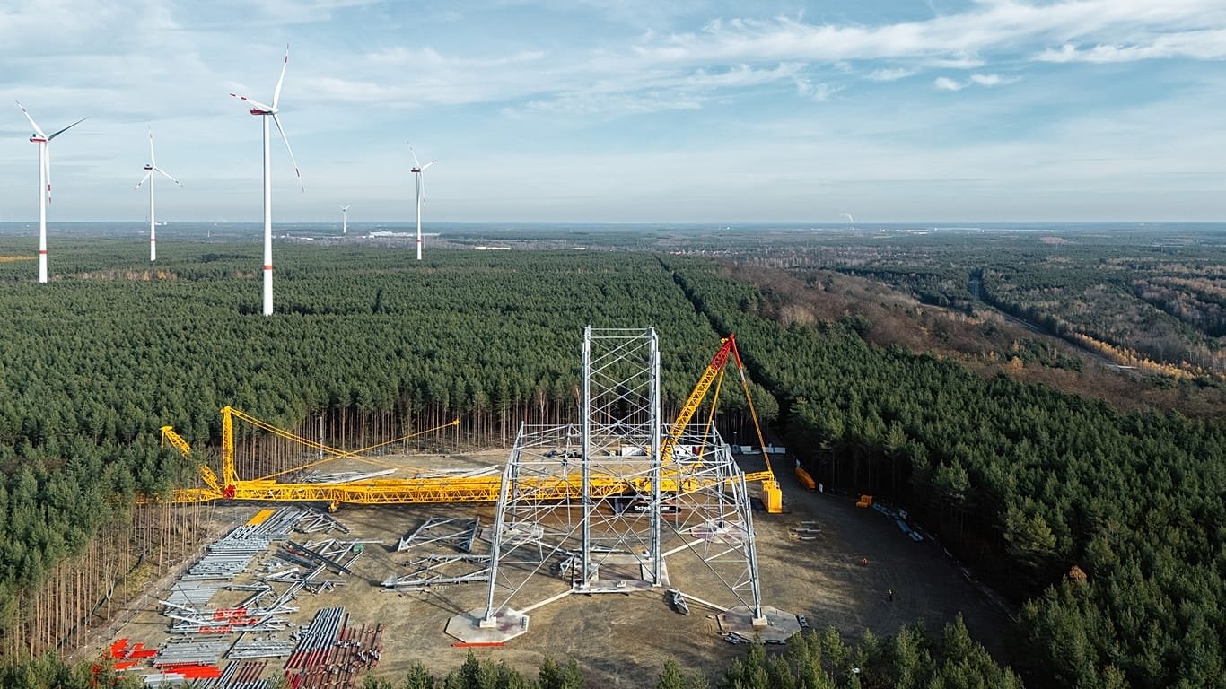 # O turbină eoliană uriașă redefinește producția de energie în Germania O turbină eoliană cu o înălțime record se construiește în regiunea germană Lusația, cu promisiunea de a genera cu 220% mai multă electricitate decât turbinele convenționale din apropiere