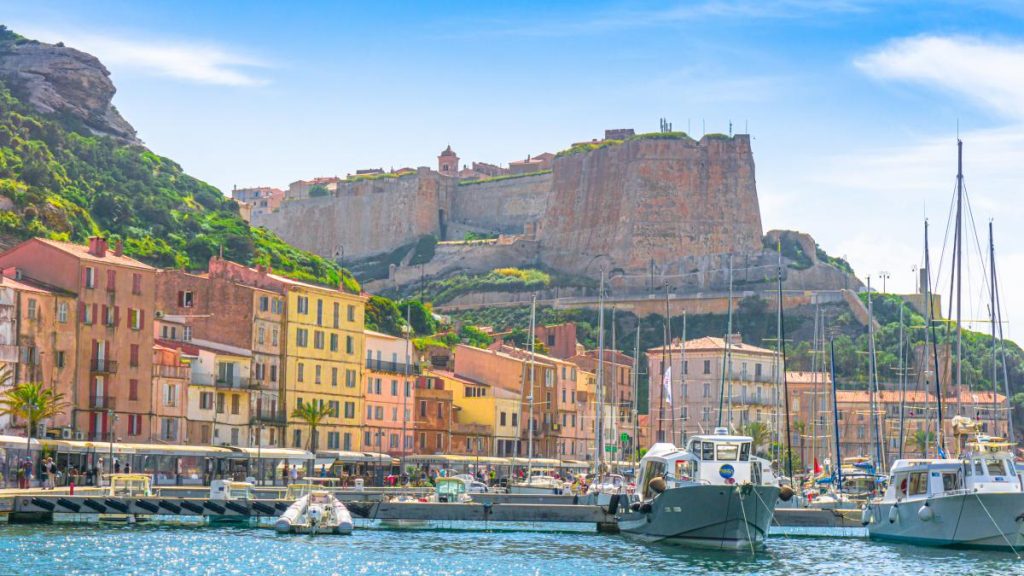 Corsica, blocată de furia motorinei: Turiștii, izolați. Porturile, închise