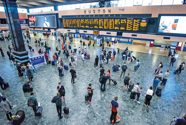 Cheltuieli: Românii au redus consumul ACASĂ, dar au dat 1,3 mld € pe vacanțe