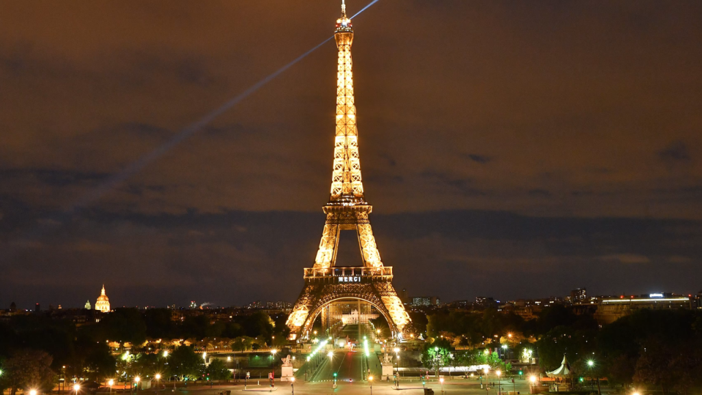 O bucată din Turnul Eiffel, la vânzare: Prețul depășește orice așteptări!