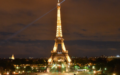 O bucată din Turnul Eiffel, la vânzare: Prețul depășește orice așteptări!