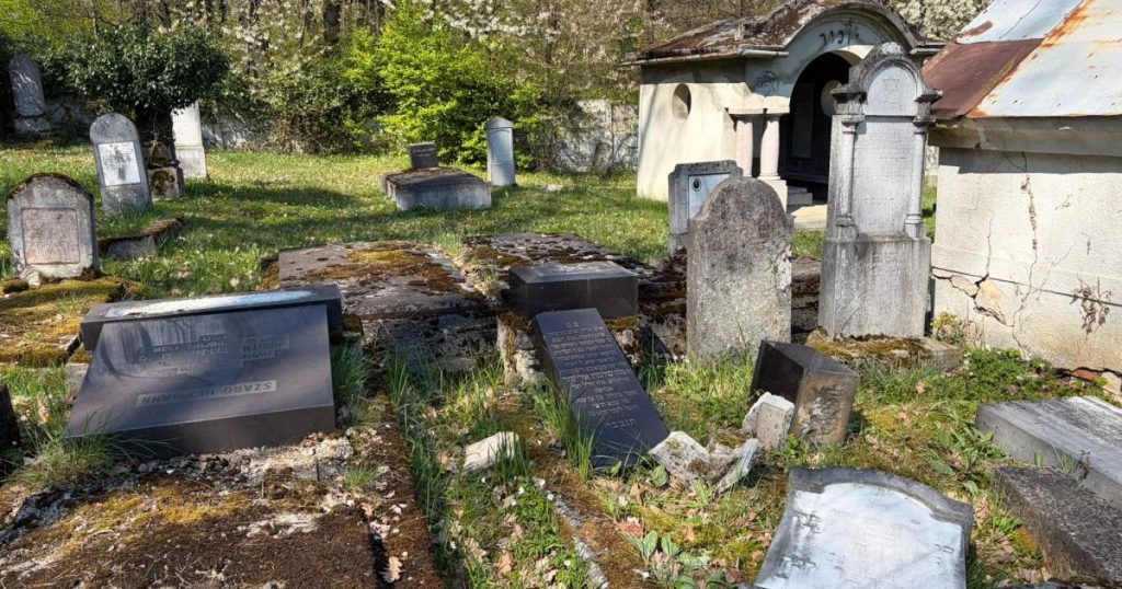 Cimitirul evreiesc din Reghin, vandalizat: Morminte dărâmate