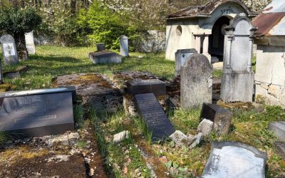Cimitirul evreiesc din Reghin, vandalizat: Morminte dărâmate