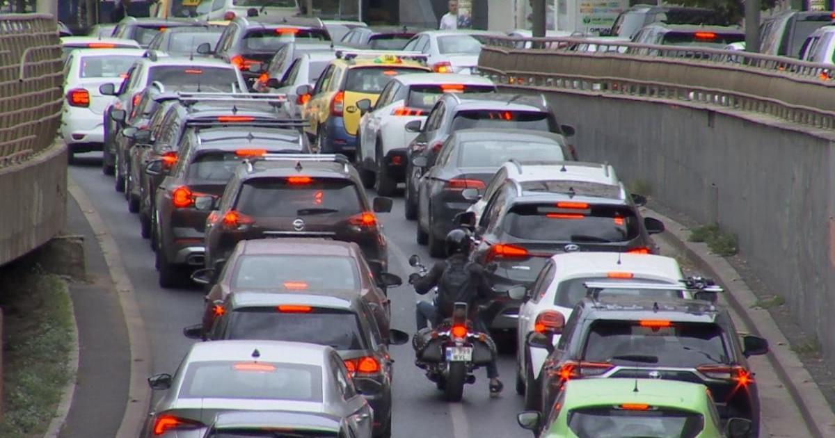 Creșterea prețurilor la carburanți nu sperie șoferii: Traficul, la fel în România