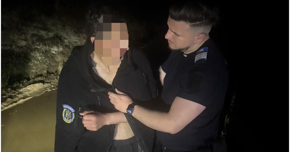 Urs FURIBUND urmărește un tânăr în pădure. Jandarmii, eroi în salvarea acestuia
