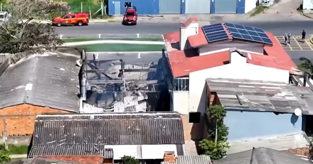 Un avion privat s-a prăbușit peste un restaurant din Brazilia, ucigând patru persoane Un avion privat s-a prăbușit vineri peste un restaurant din orașul CAPÃO DA CANOA, în sudul BRAZILIEI, provocând moartea tutururor celor patru persoane aflate la bord