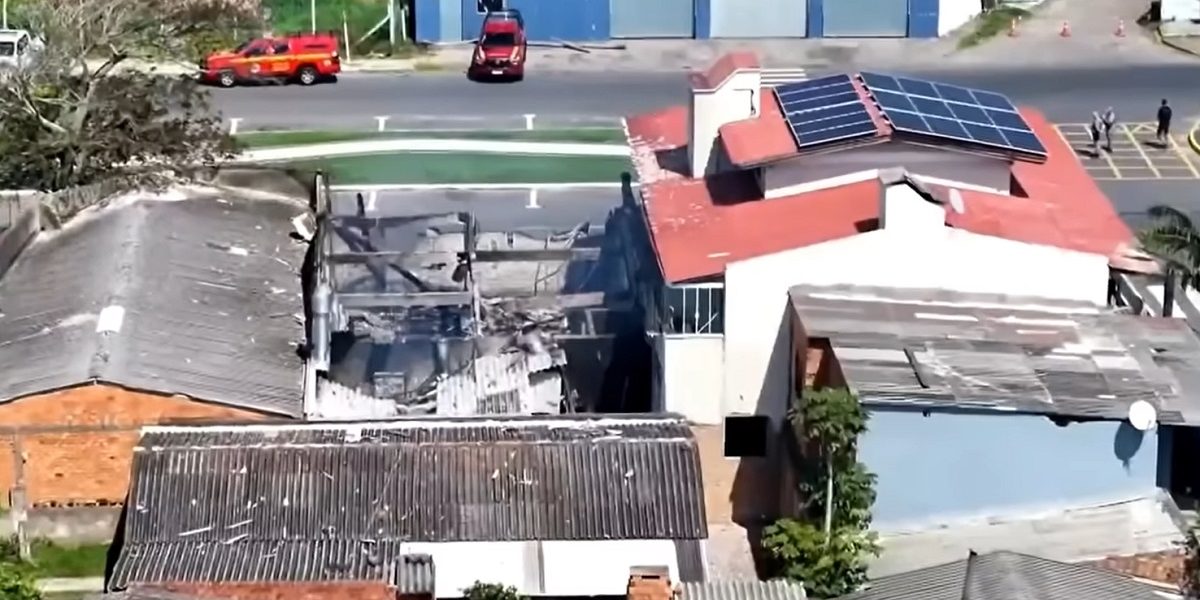 un-avion-a-cazut-pe-un-restaurant-in-Brazilia.jpg - JurnalUrban