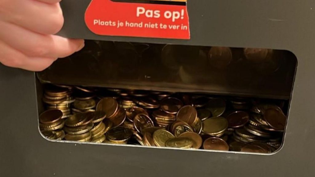 Bancomat ciudat în Rotterdam: Scuipa monede, dar nimeni nu le-a luat!
