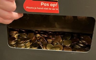 Bancomat ciudat în Rotterdam: Scuipa monede, dar nimeni nu le-a luat!