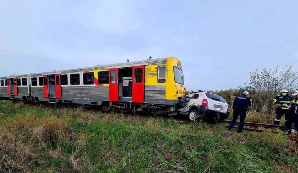 Mașină zdrobită de tren la Timișoara: Ce a găsit groaznic Salvatorul