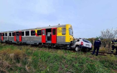 Mașină zdrobită de tren la Timișoara: Ce a găsit groaznic Salvatorul
